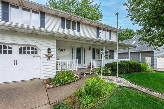 1555 Prairie Vista Drive, Bettendorf, IA 52722