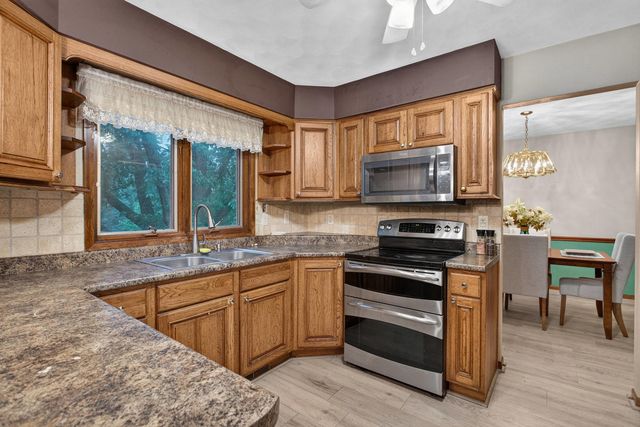 1555 Prairie Vista Drive, Bettendorf, IA 52722