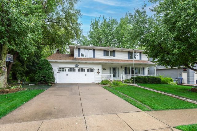 1555 Prairie Vista Drive, Bettendorf, IA 52722