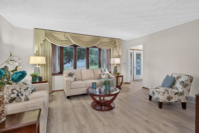 1555 Prairie Vista Drive, Bettendorf, IA 52722