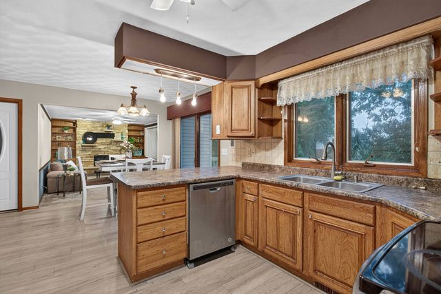 1555 Prairie Vista Drive, Bettendorf, IA 52722