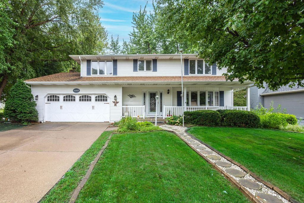 1555 Prairie Vista Drive, Bettendorf, IA 52722