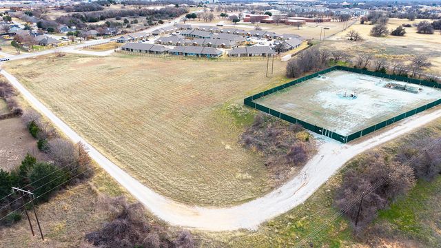 700 S Deer Park Road, Decatur, TX 76234