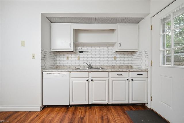 880 Riverbend RD, Virginia Beach, VA 23452