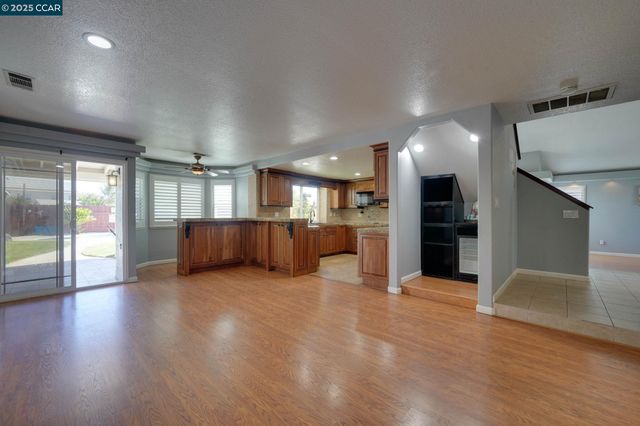 1210 Snow Ridge Ct, Modesto, CA 95351