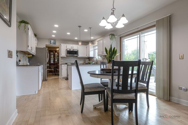 76 FOXBORO Lane, Gurnee, IL 60031