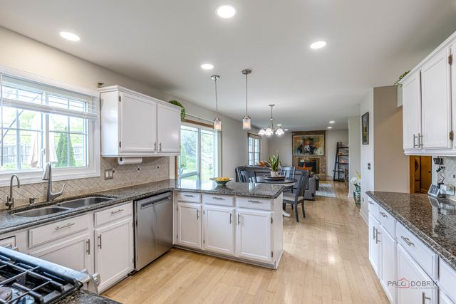 76 FOXBORO Lane, Gurnee, IL 60031
