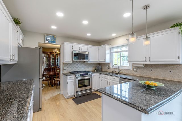 76 FOXBORO Lane, Gurnee, IL 60031