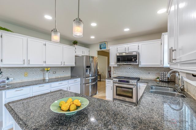 76 FOXBORO Lane, Gurnee, IL 60031