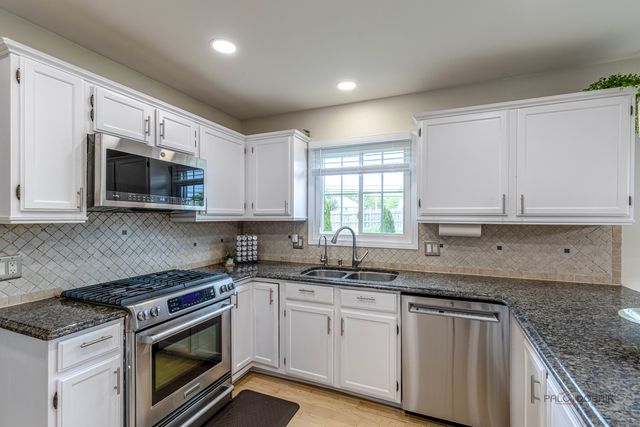 76 FOXBORO Lane, Gurnee, IL 60031
