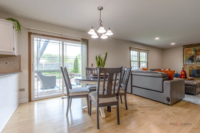 76 FOXBORO Lane, Gurnee, IL 60031