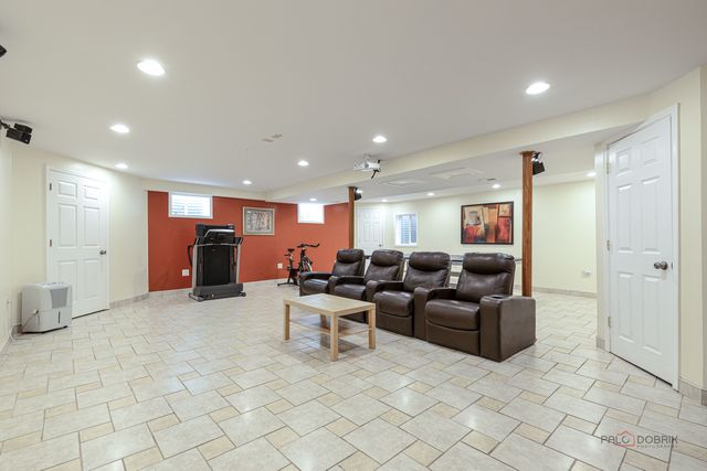 76 FOXBORO Lane, Gurnee, IL 60031