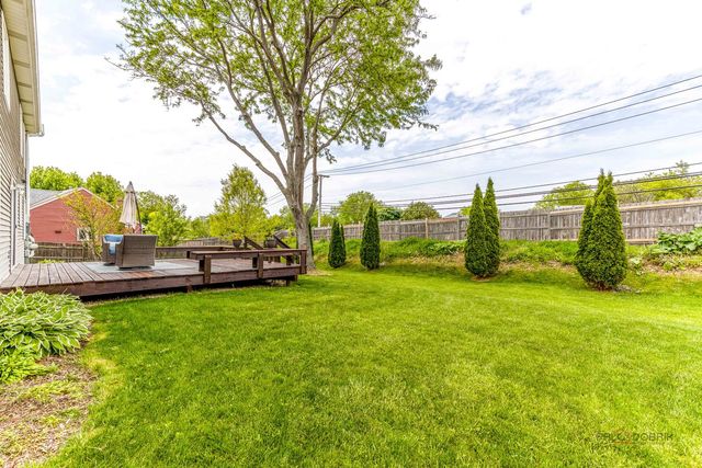 76 FOXBORO Lane, Gurnee, IL 60031