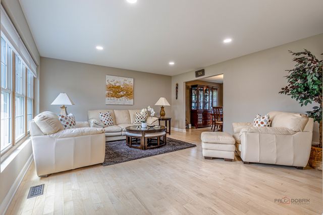 76 FOXBORO Lane, Gurnee, IL 60031