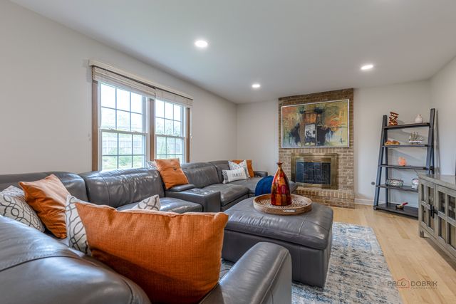 76 FOXBORO Lane, Gurnee, IL 60031