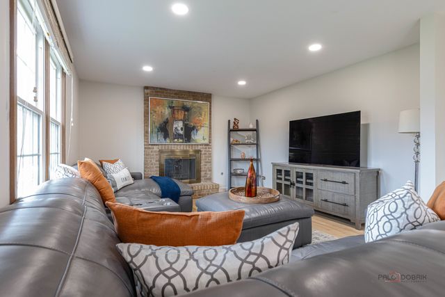 76 FOXBORO Lane, Gurnee, IL 60031