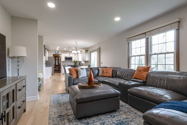 76 FOXBORO Lane, Gurnee, IL 60031