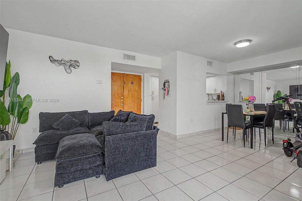 11790 SW 18th St 524-3, Miami, FL 33175