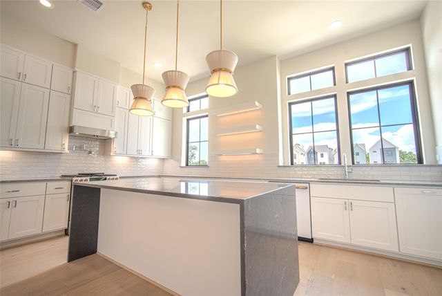 1715 Bologna Lane, Houston, TX 77055