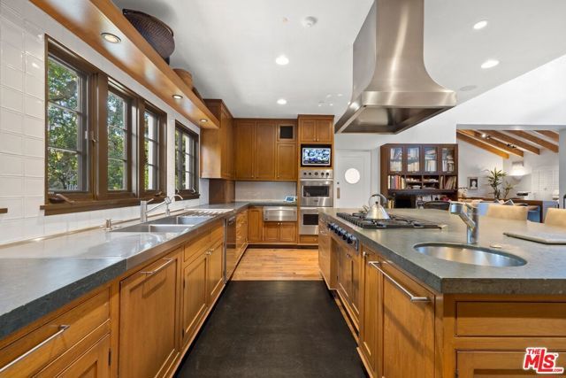 164 N Bristol Avenue, Los Angeles, CA 90049