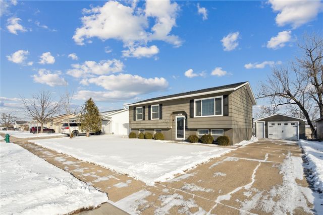 4602 Twin Pine Drive NW, Cedar Rapids, IA 52405