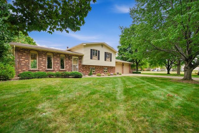 8 Hawthorne Drive, Oswego, IL 60543