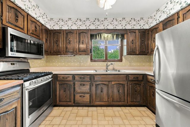 8 Hawthorne Drive, Oswego, IL 60543