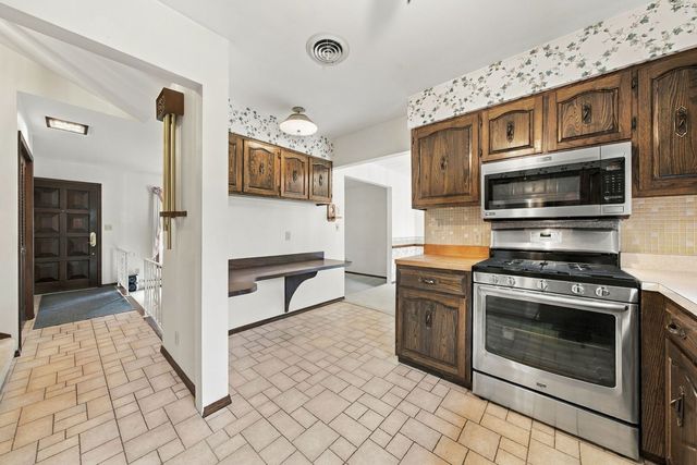 8 Hawthorne Drive, Oswego, IL 60543