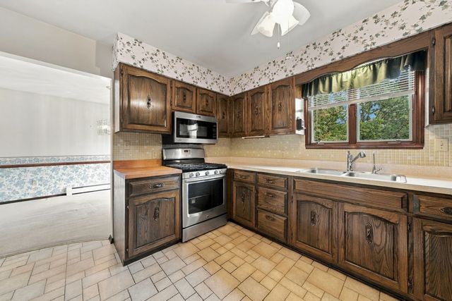 8 Hawthorne Drive, Oswego, IL 60543