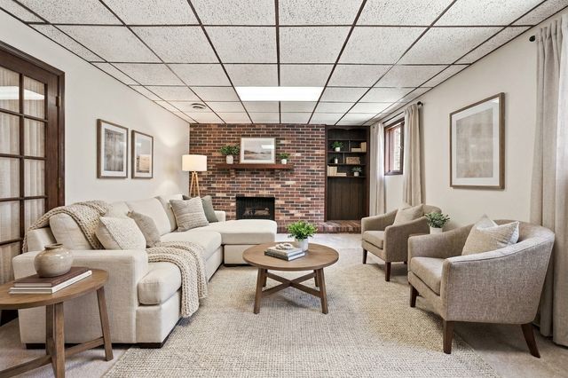 8 Hawthorne Drive, Oswego, IL 60543