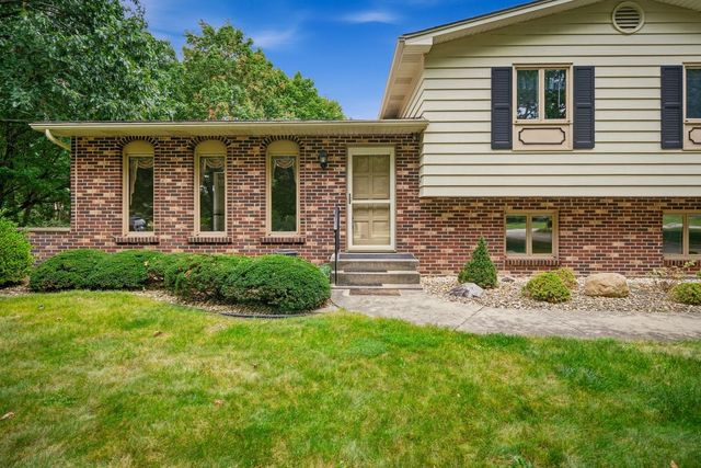 8 Hawthorne Drive, Oswego, IL 60543