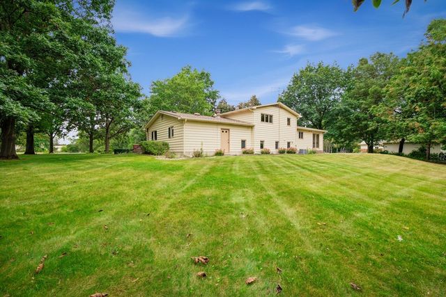 8 Hawthorne Drive, Oswego, IL 60543