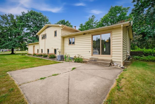8 Hawthorne Drive, Oswego, IL 60543