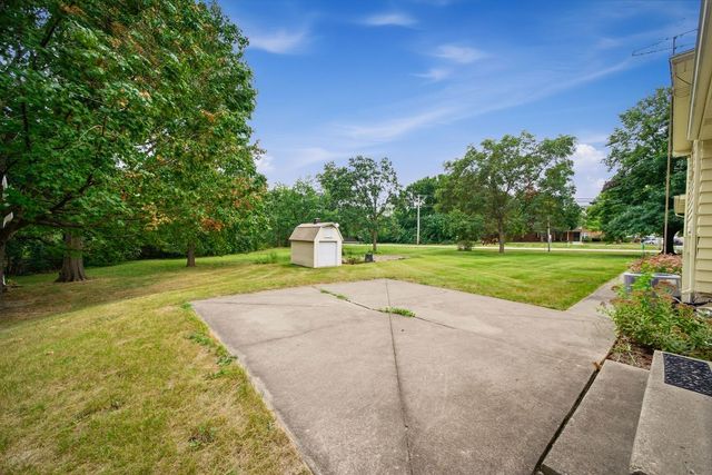 8 Hawthorne Drive, Oswego, IL 60543