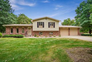 8 Hawthorne Drive, Oswego, IL 60543