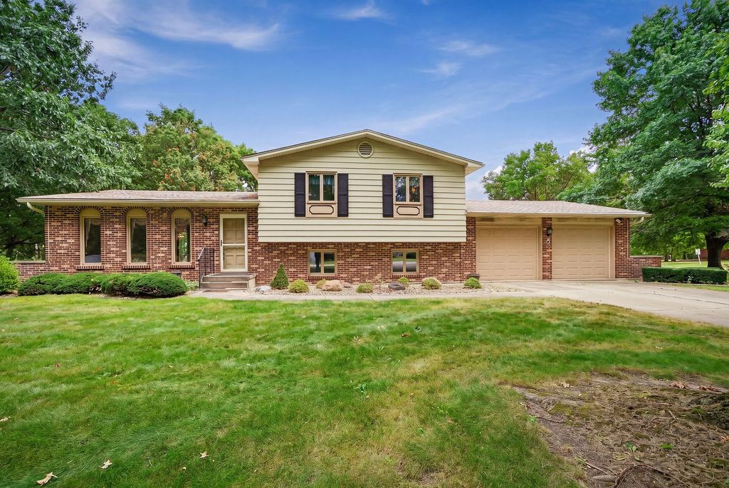 8 Hawthorne Drive, Oswego, IL 60543