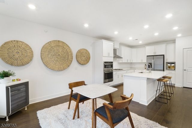 11 Veterans Way 132, Morris Plains Boro, NJ 07950