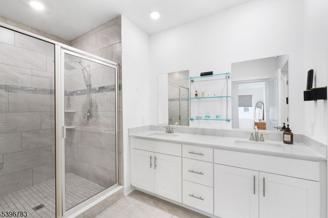 11 Veterans Way 132, Morris Plains Boro, NJ 07950