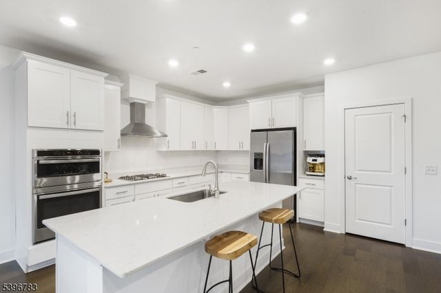 11 Veterans Way 132, Morris Plains Boro, NJ 07950