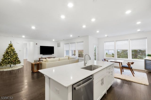 11 Veterans Way 132, Morris Plains Boro, NJ 07950