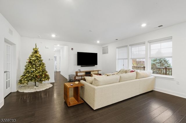 11 Veterans Way 132, Morris Plains Boro, NJ 07950