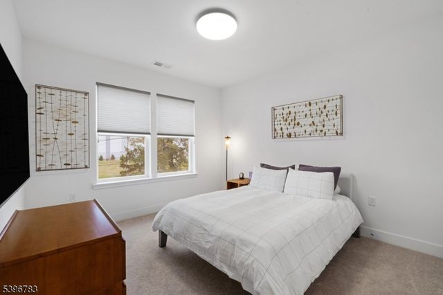 11 Veterans Way 132, Morris Plains Boro, NJ 07950