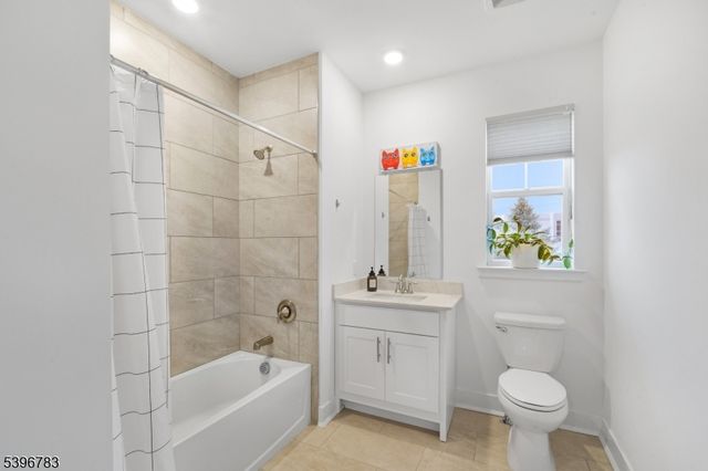 11 Veterans Way 132, Morris Plains Boro, NJ 07950