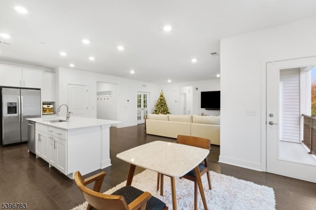 11 Veterans Way 132, Morris Plains Boro, NJ 07950