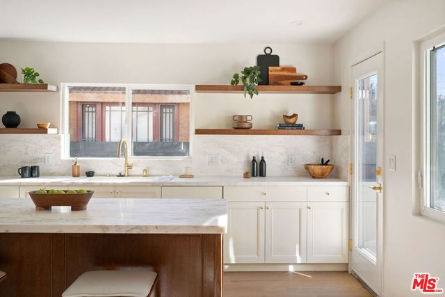 4617 10th Avenue, Los Angeles, CA 90043