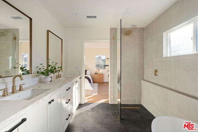 4617 10th Avenue, Los Angeles, CA 90043