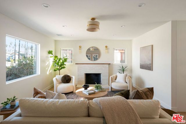 4617 10th Avenue, Los Angeles, CA 90043