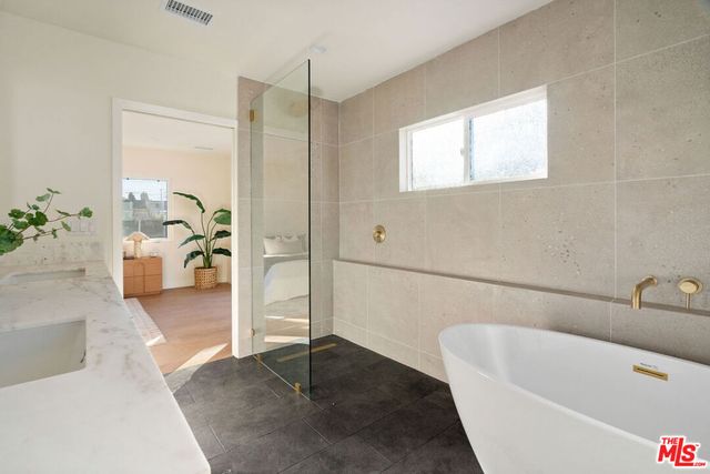 4617 10th Avenue, Los Angeles, CA 90043