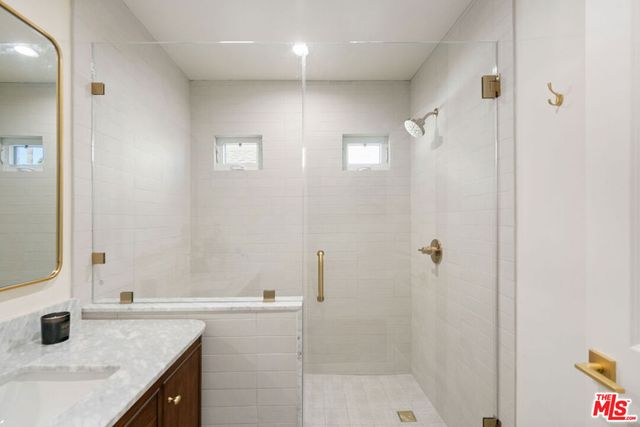 4617 10th Avenue, Los Angeles, CA 90043