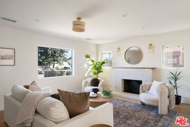 4617 10th Avenue, Los Angeles, CA 90043